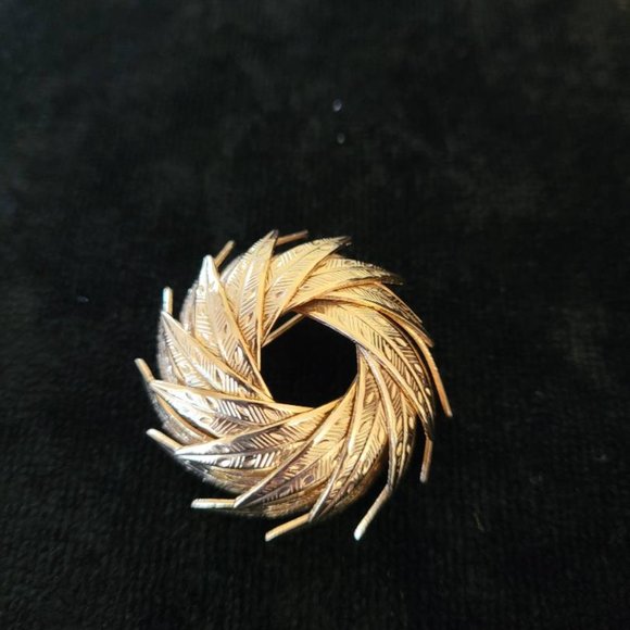 Vintage Coro Gold Tone Leaf Wreath Dimensional Brooch 1.75" - Picture 7 of 8